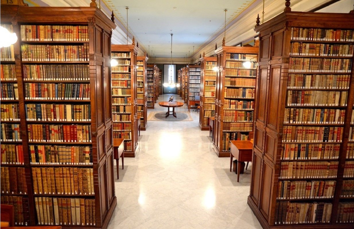 Biblioteca digital com livros e materiais acadêmicos